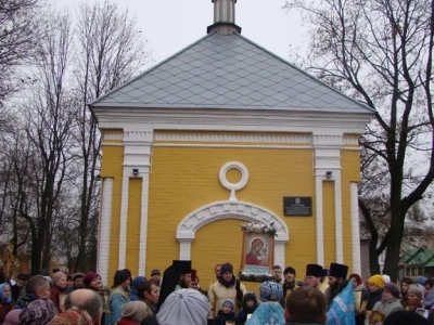 Пресвятая Богородице, моли Бога о нас ! В день празднования иконе Божией Матери «Казанская» по улицам города Новозыбкова прошел Крестный ход и совершена сугубая молитва о народном единстве