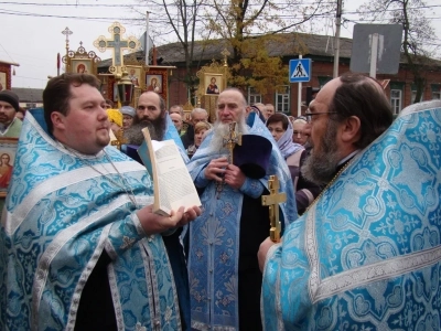 Пресвятая Богородице, моли Бога о нас ! В день празднования иконе Божией Матери «Казанская» по улицам города Новозыбкова прошел Крестный ход и совершена сугубая молитва о народном единстве