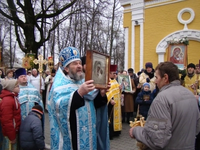 Пресвятая Богородице, моли Бога о нас ! В день празднования иконе Божией Матери «Казанская» по улицам города Новозыбкова прошел Крестный ход и совершена сугубая молитва о народном единстве