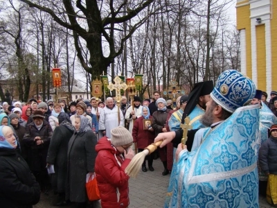 Пресвятая Богородице, моли Бога о нас ! В день празднования иконе Божией Матери «Казанская» по улицам города Новозыбкова прошел Крестный ход и совершена сугубая молитва о народном единстве