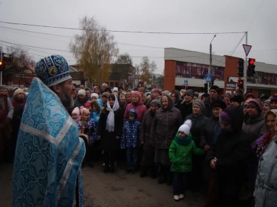 Пресвятая Богородице, моли Бога о нас ! В день празднования иконе Божией Матери «Казанская» по улицам города Новозыбкова прошел Крестный ход и совершена сугубая молитва о народном единстве