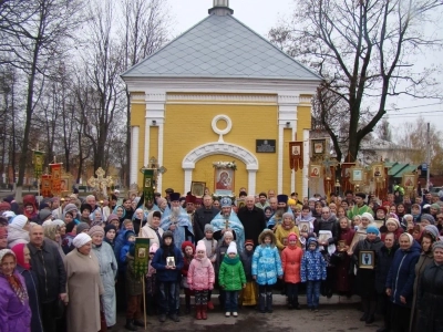 Пресвятая Богородице, моли Бога о нас ! В день празднования иконе Божией Матери «Казанская» по улицам города Новозыбкова прошел Крестный ход и совершена сугубая молитва о народном единстве