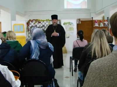 ПОКРОВСКИЕ ВСТРЕЧИ. Воспитанники Воскресных школ храмов города Новозыбкова поздравили духовенство, прихожан и всех жителей города Новозыбкова с праздником Покрова Пресвятой Богородицы