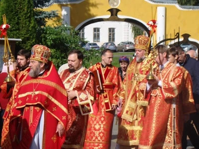 Святый Архистратиже Божий Михаиле, моли Бога о нас ! Епископ Клинцовский и Трубчевский Владимир возглавил торжества в день Престольного праздники храма в честь чуда Архистратига Михаила в Хонех города Новозыбкова