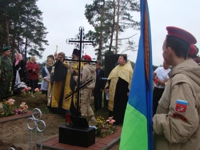 Имена ваши неизвестны, но память ваша вечна ! В преддверии дня Освобождения Брянщины от немецко-фашистских захватчиков, в селе Старые Бобовичи, собором священников Новозыбковского благочиния, совершена панихида у братских могил воинов-освободителей