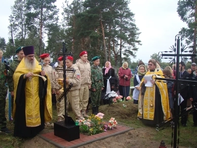 Имена ваши неизвестны, но память ваша вечна ! В преддверии дня Освобождения Брянщины от немецко-фашистских захватчиков, в селе Старые Бобовичи, собором священников Новозыбковского благочиния, совершена панихида у братских могил воинов-освободителей