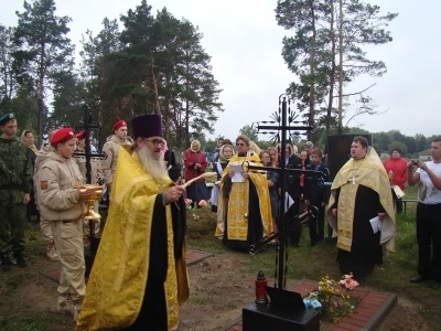 Имена ваши неизвестны, но память ваша вечна ! В преддверии дня Освобождения Брянщины от немецко-фашистских захватчиков, в селе Старые Бобовичи, собором священников Новозыбковского благочиния, совершена панихида у братских могил воинов-освободителей