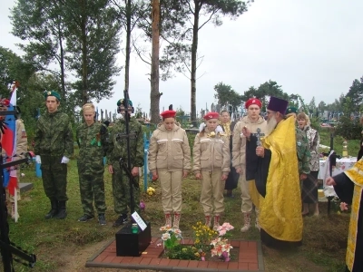 Имена ваши неизвестны, но память ваша вечна ! В преддверии дня Освобождения Брянщины от немецко-фашистских захватчиков, в селе Старые Бобовичи, собором священников Новозыбковского благочиния, совершена панихида у братских могил воинов-освободителей