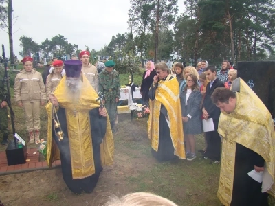 Имена ваши неизвестны, но память ваша вечна ! В преддверии дня Освобождения Брянщины от немецко-фашистских захватчиков, в селе Старые Бобовичи, собором священников Новозыбковского благочиния, совершена панихида у братских могил воинов-освободителей