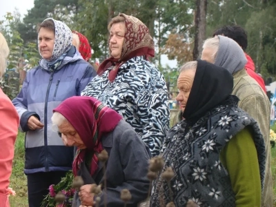 Имена ваши неизвестны, но память ваша вечна ! В преддверии дня Освобождения Брянщины от немецко-фашистских захватчиков, в селе Старые Бобовичи, собором священников Новозыбковского благочиния, совершена панихида у братских могил воинов-освободителей