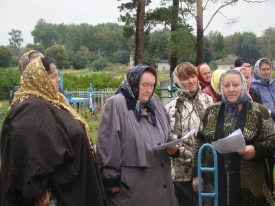 Имена ваши неизвестны, но память ваша вечна ! В преддверии дня Освобождения Брянщины от немецко-фашистских захватчиков, в селе Старые Бобовичи, собором священников Новозыбковского благочиния, совершена панихида у братских могил воинов-освободителей