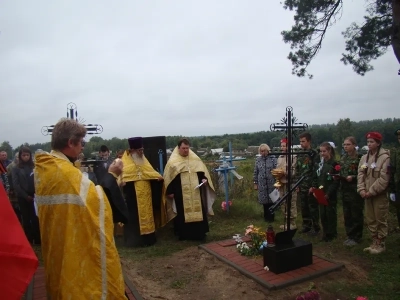 Имена ваши неизвестны, но память ваша вечна ! В преддверии дня Освобождения Брянщины от немецко-фашистских захватчиков, в селе Старые Бобовичи, собором священников Новозыбковского благочиния, совершена панихида у братских могил воинов-освободителей