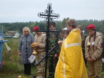 Имена ваши неизвестны, но память ваша вечна ! В преддверии дня Освобождения Брянщины от немецко-фашистских захватчиков, в селе Старые Бобовичи, собором священников Новозыбковского благочиния, совершена панихида у братских могил воинов-освободителей