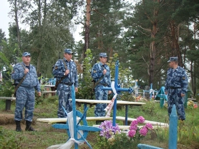 Имена ваши неизвестны, но память ваша вечна ! В преддверии дня Освобождения Брянщины от немецко-фашистских захватчиков, в селе Старые Бобовичи, собором священников Новозыбковского благочиния, совершена панихида у братских могил воинов-освободителей