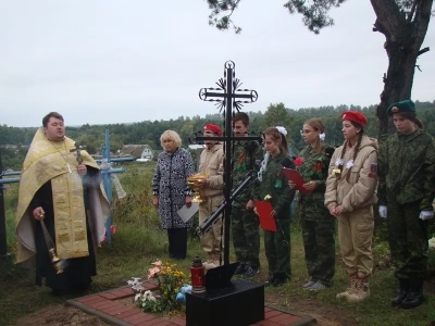 Имена ваши неизвестны, но память ваша вечна ! В преддверии дня Освобождения Брянщины от немецко-фашистских захватчиков, в селе Старые Бобовичи, собором священников Новозыбковского благочиния, совершена панихида у братских могил воинов-освободителей