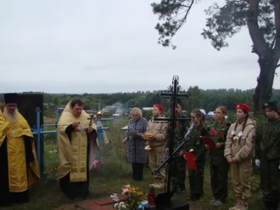 Имена ваши неизвестны, но память ваша вечна ! В преддверии дня Освобождения Брянщины от немецко-фашистских захватчиков, в селе Старые Бобовичи, собором священников Новозыбковского благочиния, совершена панихида у братских могил воинов-освободителей