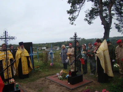 Имена ваши неизвестны, но память ваша вечна ! В преддверии дня Освобождения Брянщины от немецко-фашистских захватчиков, в селе Старые Бобовичи, собором священников Новозыбковского благочиния, совершена панихида у братских могил воинов-освободителей