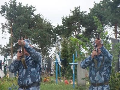 Имена ваши неизвестны, но память ваша вечна ! В преддверии дня Освобождения Брянщины от немецко-фашистских захватчиков, в селе Старые Бобовичи, собором священников Новозыбковского благочиния, совершена панихида у братских могил воинов-освободителей