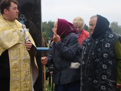 Имена ваши неизвестны, но память ваша вечна ! В преддверии дня Освобождения Брянщины от немецко-фашистских захватчиков, в селе Старые Бобовичи, собором священников Новозыбковского благочиния, совершена панихида у братских могил воинов-освободителей