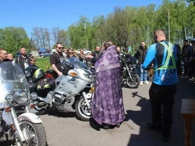 Любители-мотоциклисты юго-западных районов Брянской области начали новый мотосезон 2024 года с молитвы в храме в честь Чуда Архистратига Михаила в Хонех города Новозыбкова, испросив благословения у Господа на путешествие