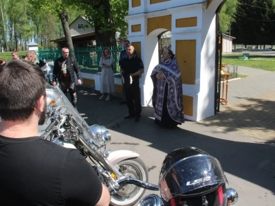 Любители-мотоциклисты юго-западных районов Брянской области начали новый мотосезон 2024 года с молитвы в храме в честь Чуда Архистратига Михаила в Хонех города Новозыбкова, испросив благословения у Господа на путешествие