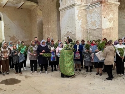 Новозыбковское благочиние: Священник и местные жители села Медведи Красногорского района совершили соборную молитву в разрушенном храме в день Входа Господня во Иерусалим