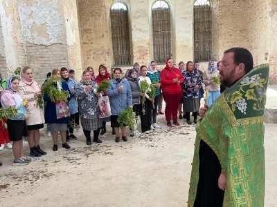 Новозыбковское благочиние: Священник и местные жители села Медведи Красногорского района совершили соборную молитву в разрушенном храме в день Входа Господня во Иерусалим