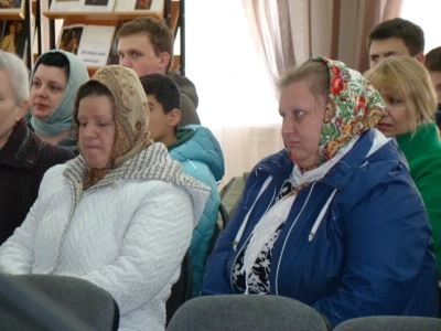 Христос воскресе ! В Зале искусств Новозыбковской центральной библиотеки для всех желающих была представлена уникальная праздничная программа «Пасхальный перезвон»