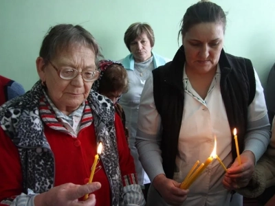 Ответственный за медицинское служение в Новозыбковском благочинии протиерей Николай Шестопалов совершил чин освящения молитвенной комнаты в честь святых бессребреников Косьмы и Дамиана при Красногорской центральной районной больнице