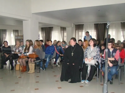 Покровские встречи: В день Покрова Пресвятой Богородица священнослужитель и студенты-педагоги говорили о непреходящих ценностях семьи и брака