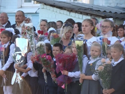 Священнослужители Новозыбковского благочиния приняли участие в празднике Дня знаний в школах города Новозыбкова