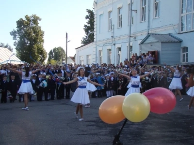 Священнослужители Новозыбковского благочиния приняли участие в празднике Дня знаний в школах города Новозыбкова