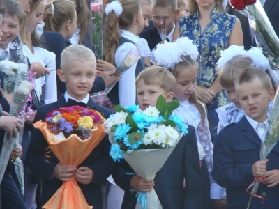 Священнослужители Новозыбковского благочиния приняли участие в празднике Дня знаний в школах города Новозыбкова