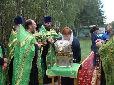 Священнослужители и миряне Новозыбковского благочиния Клинцовской Епархии, по благословению Правящего Архиерея – Епископа Владимира, первыми из россиян приветствовали частицу мощей (честную главу) преподобного Силуана Афонского и поклонились святыне в день прибытия ея в пределы Российской Федерации