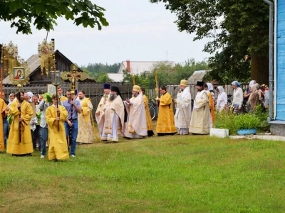 Архипастырский визит в Новозыбковское благочиние: Божественная литургия в храме в честь Покрова Пресвятой Богородицы г. Злынка и освящение Поклонного креста в селе Малые Щербиничи Злынковского района