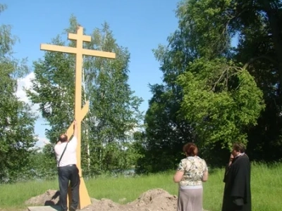 Архипастырский визит в Новозыбковское благочиние: Божественная литургия в храме в честь Покрова Пресвятой Богородицы г. Злынка и освящение Поклонного креста в селе Малые Щербиничи Злынковского района