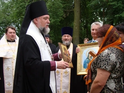 Архипастырский визит в Новозыбковское благочиние: Божественная литургия в храме в честь Покрова Пресвятой Богородицы г. Злынка и освящение Поклонного креста в селе Малые Щербиничи Злынковского района