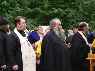 Архипастырский визит в Новозыбковское благочиние: Божественная литургия в храме в честь Покрова Пресвятой Богородицы г. Злынка и освящение Поклонного креста в селе Малые Щербиничи Злынковского района