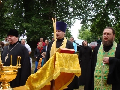 Архипастырский визит в Новозыбковское благочиние: Божественная литургия в храме в честь Покрова Пресвятой Богородицы г. Злынка и освящение Поклонного креста в селе Малые Щербиничи Злынковского района