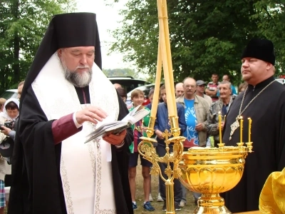 Архипастырский визит в Новозыбковское благочиние: Божественная литургия в храме в честь Покрова Пресвятой Богородицы г. Злынка и освящение Поклонного креста в селе Малые Щербиничи Злынковского района