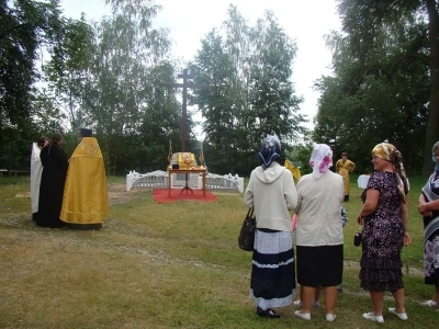 Архипастырский визит в Новозыбковское благочиние: Божественная литургия в храме в честь Покрова Пресвятой Богородицы г. Злынка и освящение Поклонного креста в селе Малые Щербиничи Злынковского района