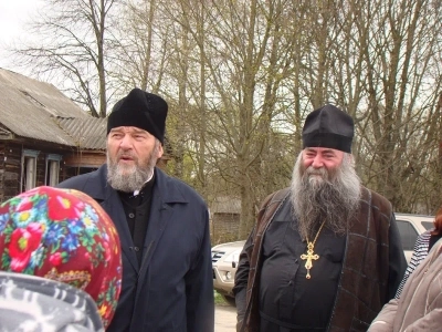 Архипастырский визит в Новозыбковское благочиние: Божественная литургия в храме в честь Покрова Пресвятой Богородицы г. Злынка и освящение Поклонного креста в селе Малые Щербиничи Злынковского района