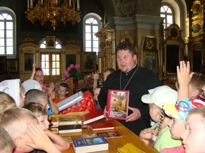 «Не запрещайте детям приходить ко Мне, ибо таковых есть Царствие Божие» (Мк. 10: 14). Воспитанники летних школьных лагерей города Новозыбкова посетили храм.