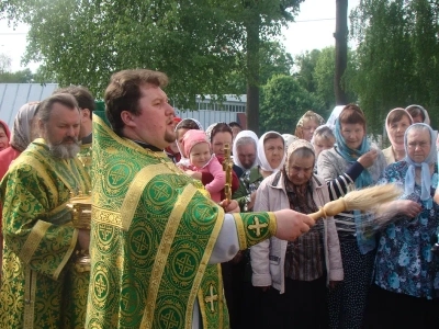 Святая блаженная старице Матроно, моли Бога о нас ! Жители города Новозыбкова молились у ковчега с частицей мощей блаженной старицы Матроны Московской