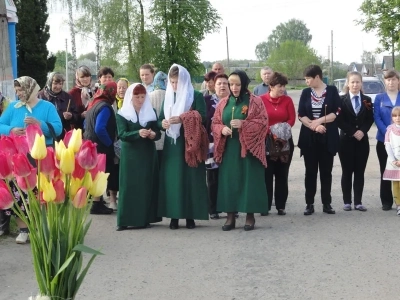 Вечная память защитникам Отечества ! В День победы в селе Карна Новозыбковского района освящен Новосооруженный крест на благоустроенной специально к этому дню могиле неизвестного солдата, погибшего в 1943 году