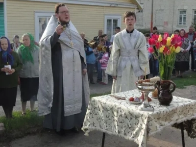 Вечная память защитникам Отечества ! В День победы в селе Карна Новозыбковского района освящен Новосооруженный крест на благоустроенной специально к этому дню могиле неизвестного солдата, погибшего в 1943 году