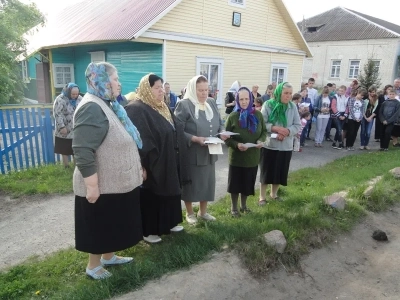 Вечная память защитникам Отечества ! В День победы в селе Карна Новозыбковского района освящен Новосооруженный крест на благоустроенной специально к этому дню могиле неизвестного солдата, погибшего в 1943 году