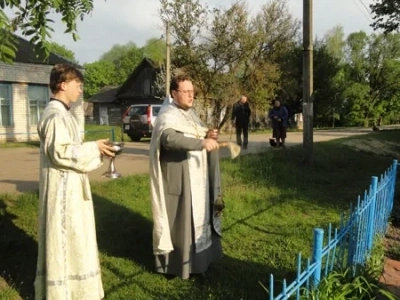 Вечная память защитникам Отечества ! В День победы в селе Карна Новозыбковского района освящен Новосооруженный крест на благоустроенной специально к этому дню могиле неизвестного солдата, погибшего в 1943 году