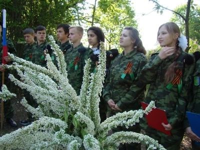 Вечная память защитникам Отечества ! В День победы в селе Карна Новозыбковского района освящен Новосооруженный крест на благоустроенной специально к этому дню могиле неизвестного солдата, погибшего в 1943 году