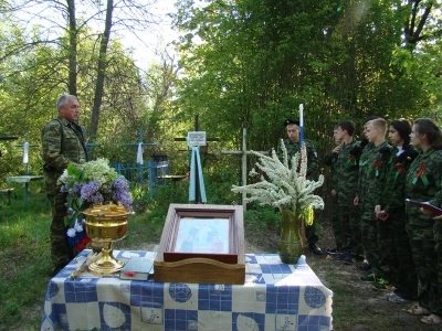 Вечная память защитникам Отечества ! В День победы в селе Карна Новозыбковского района освящен Новосооруженный крест на благоустроенной специально к этому дню могиле неизвестного солдата, погибшего в 1943 году